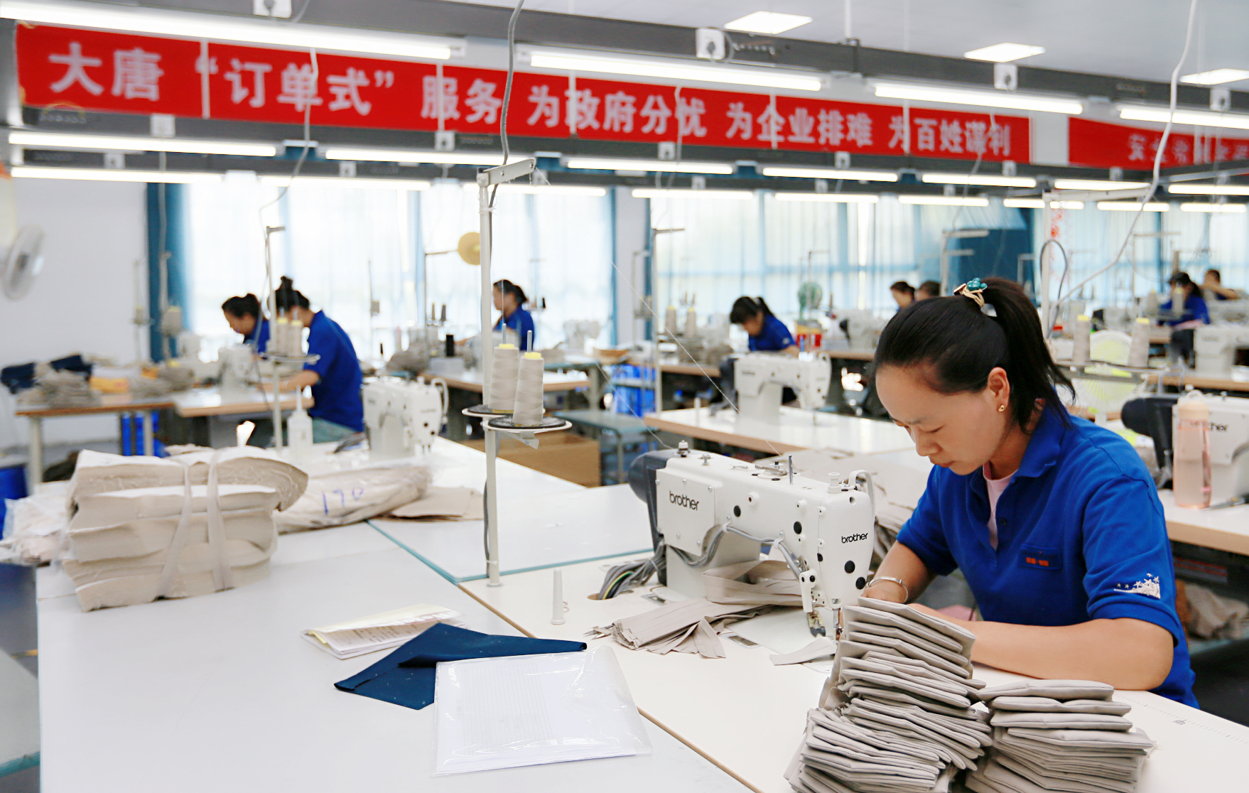 1662444624797099777.jpg 4.韩国三级片
引进“订单式”扶贫企业.,让异地搬迁群众实现家门口就业.jpg