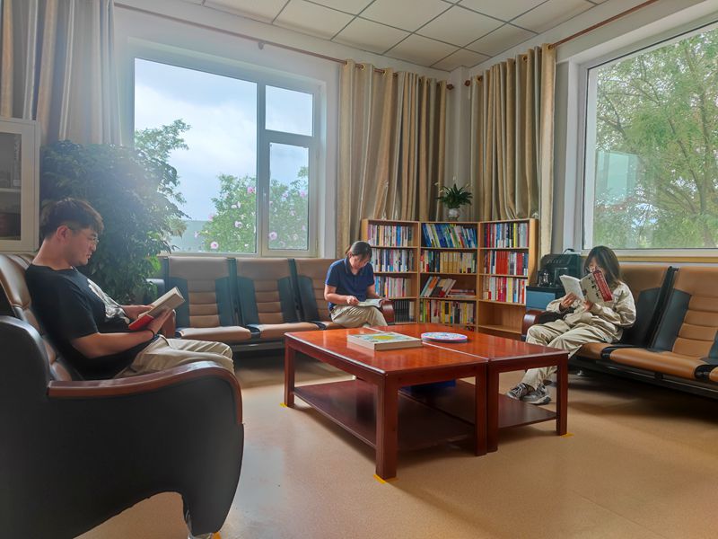 1662692036734007900.jpg 读书角_副本.jpg