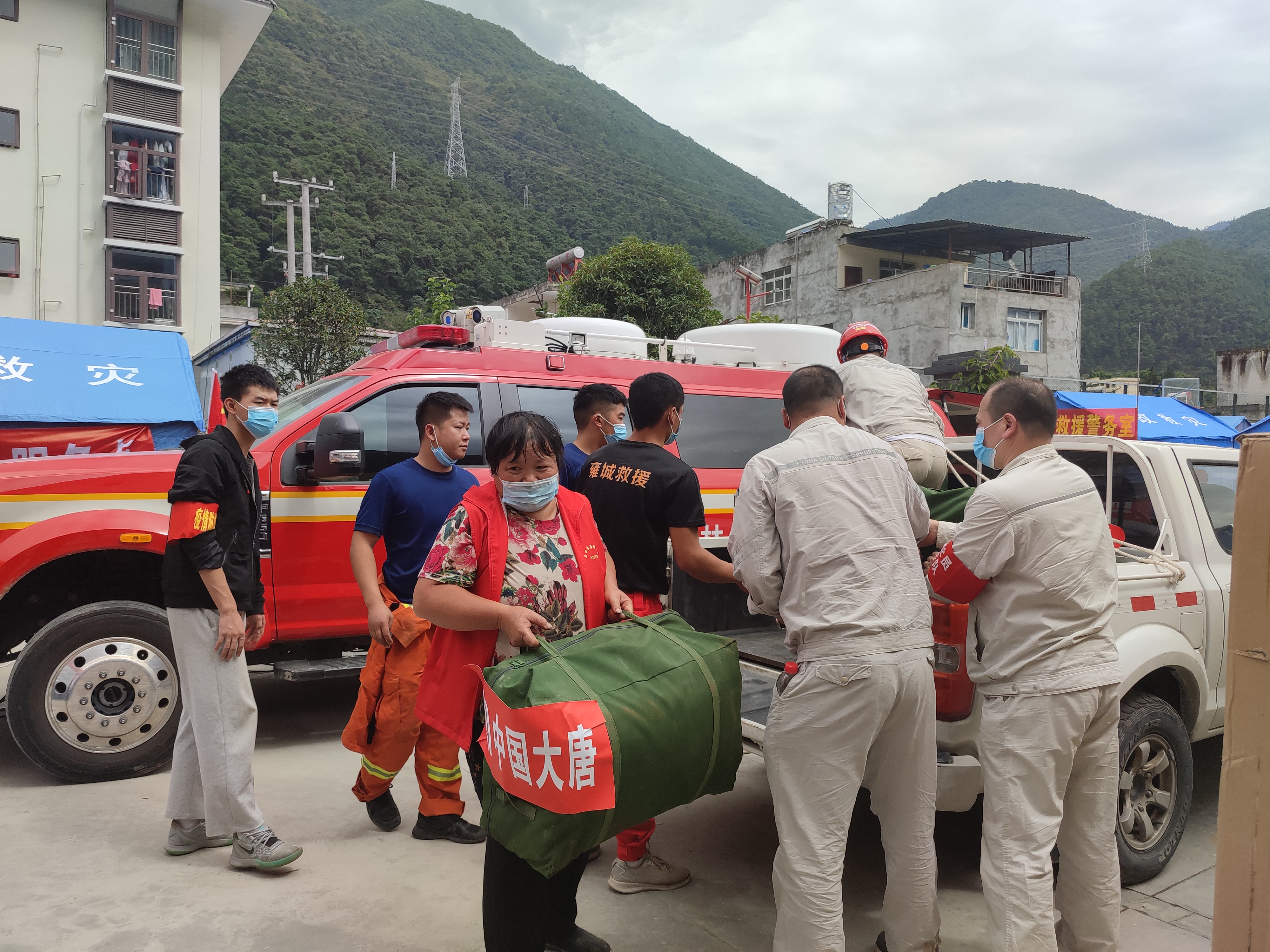 1663311562313021827.jpg 该公司救援物资到达政府指定驰援救灾地得妥乡.jpg