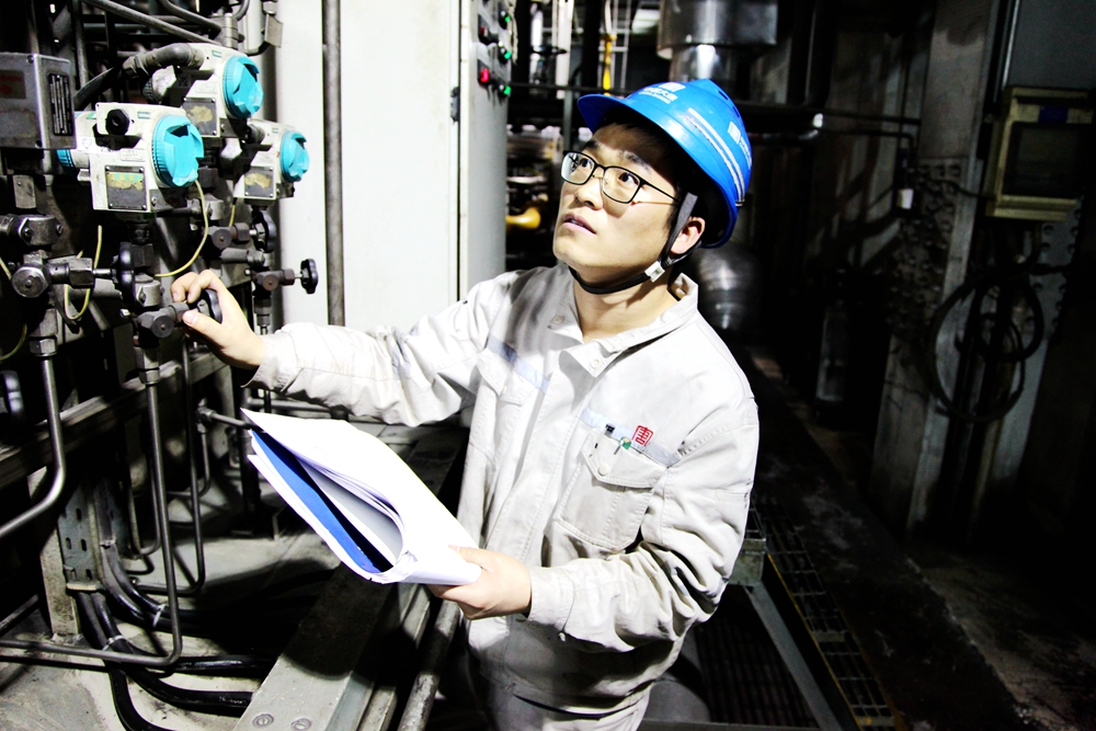 1678686386133089694.jpg 1.韩城第二发电公司热控一班技术员楚乐(曹军科摄).jpg