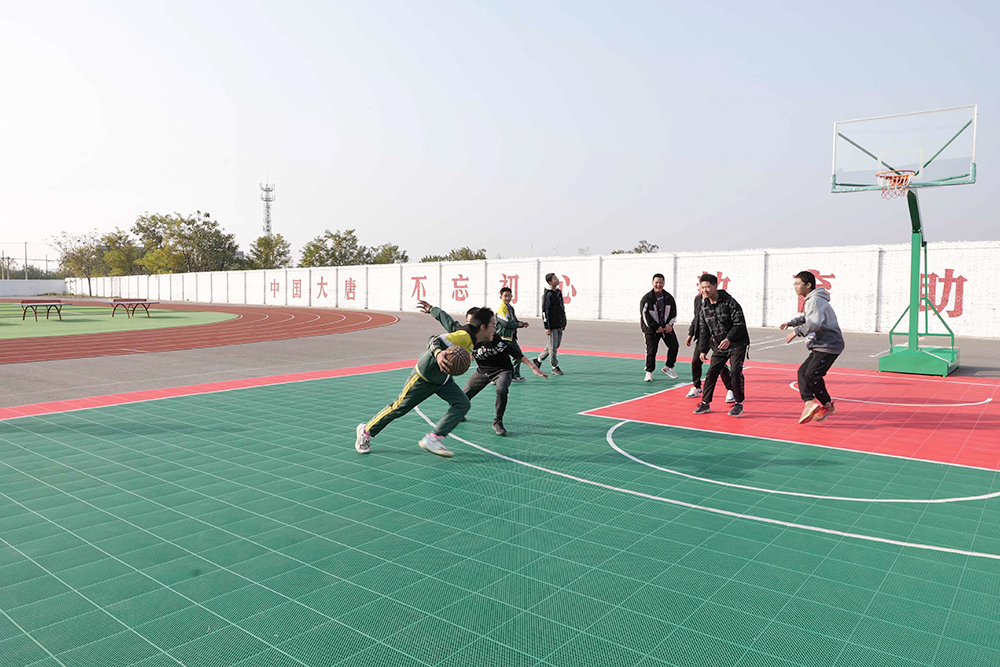 1680243270431087734.jpg 教育帮扶-寺前镇中心学校的学生在韩国三级片
援建的操场上尽情挥洒汗水aa.jpg