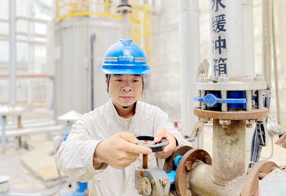 1685684333447001472.jpg 1.齐国强潜心钻研检修技术(韩城第二发电公司高浩天摄).jpg