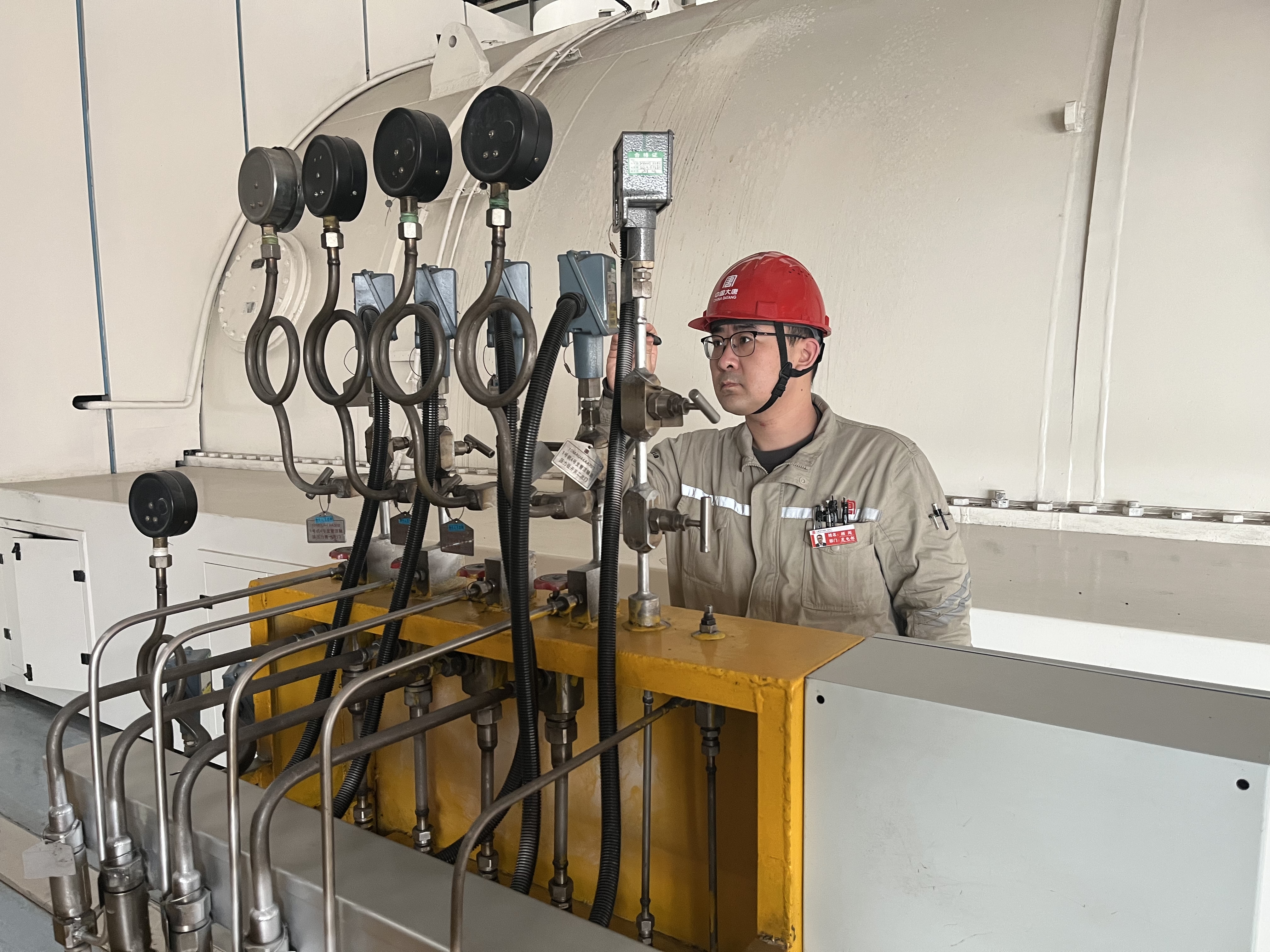 1689642516606006624.jpg 《有闯劲儿的年轻人》配图.jpg