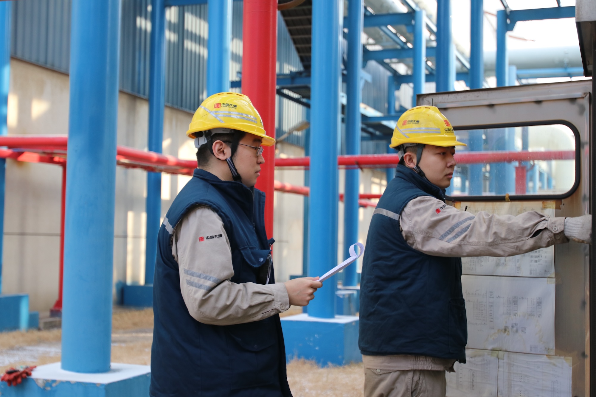 1707032025819080835.jpg 1.图为发电部青年突击队对重点区域进行设备巡检,筑牢企业安全稳定“保护网”.jpg