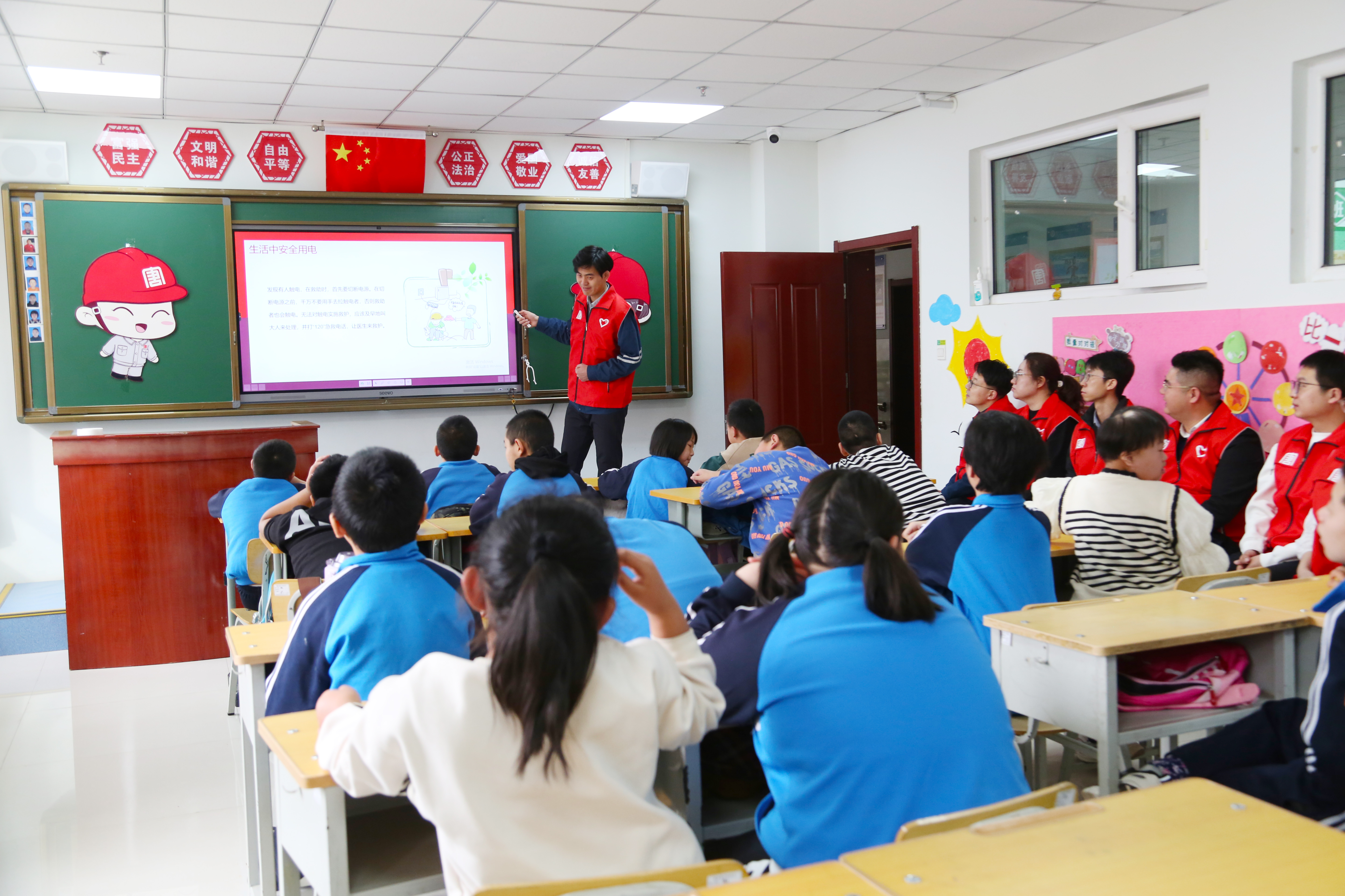 1709621274698026951.jpg 蒙西新能源事业部:第十四年走进特殊学校献爱心 (1).jpg