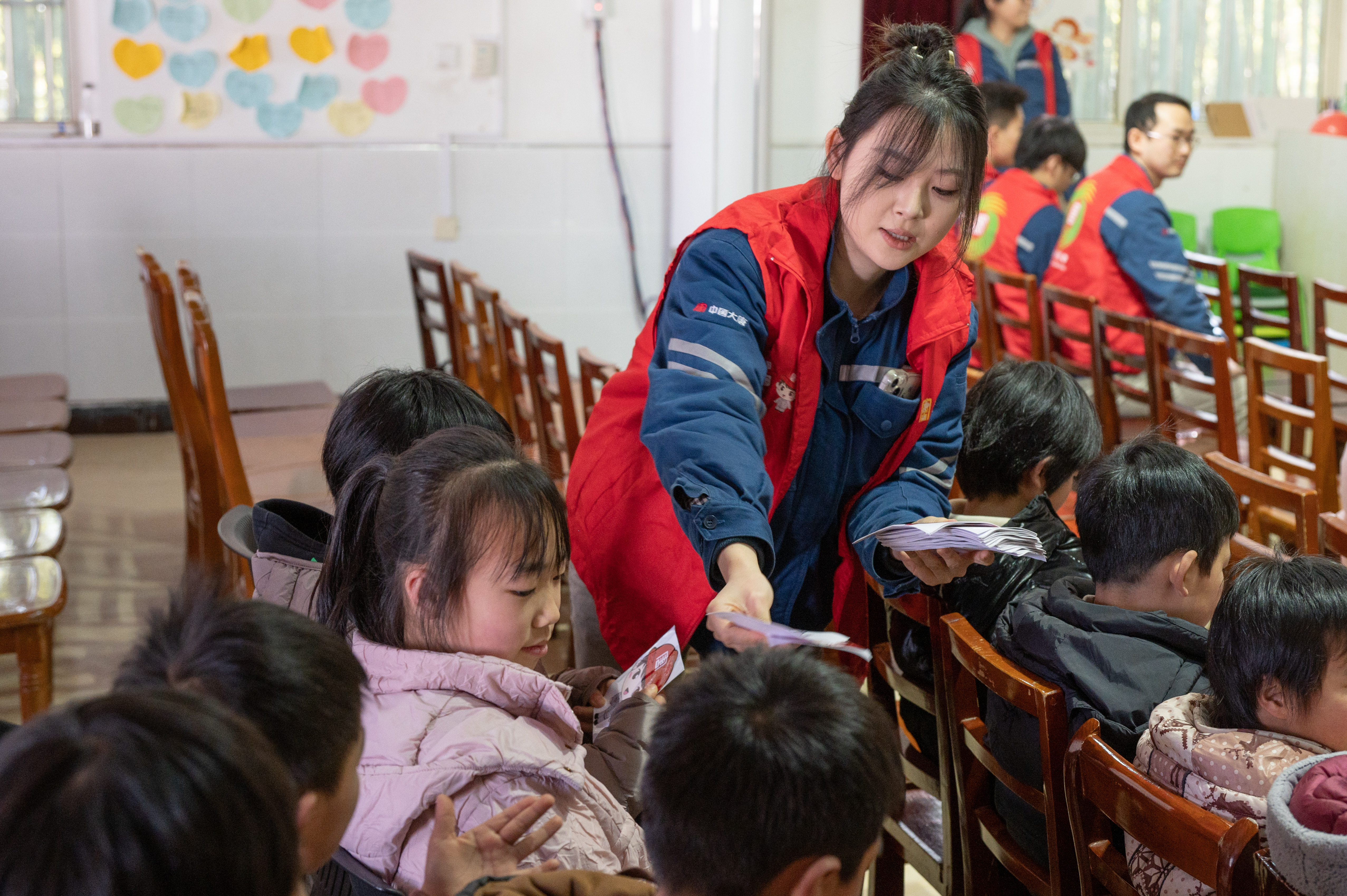 1709621403794037387.jpg 灞桥热电厂发放唐强强贴纸.jpg