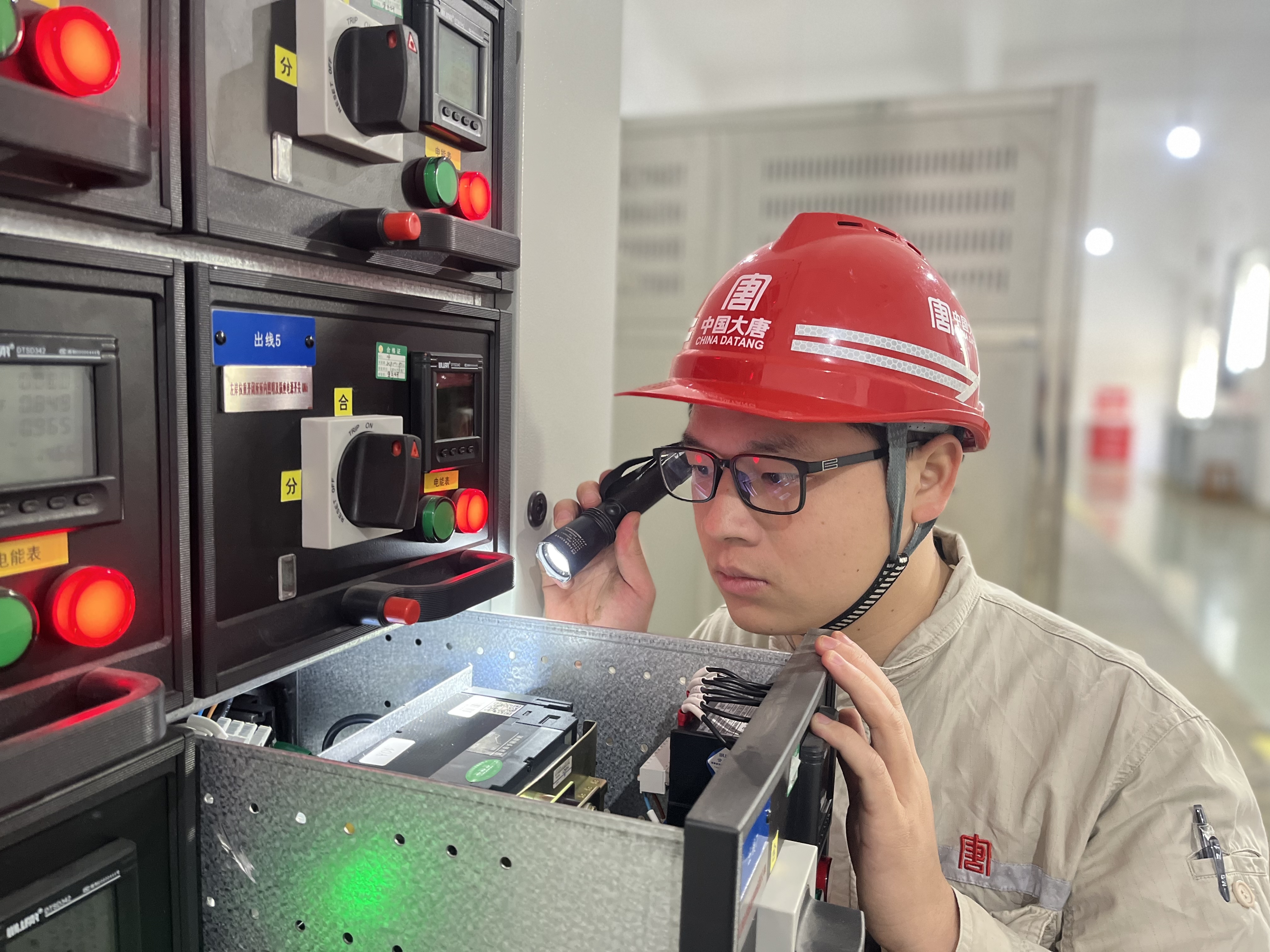 1714980993210071190.jpg 周兴发以严谨细致、精益求精的工作态度生动阐释“工匠精神”。.jpg