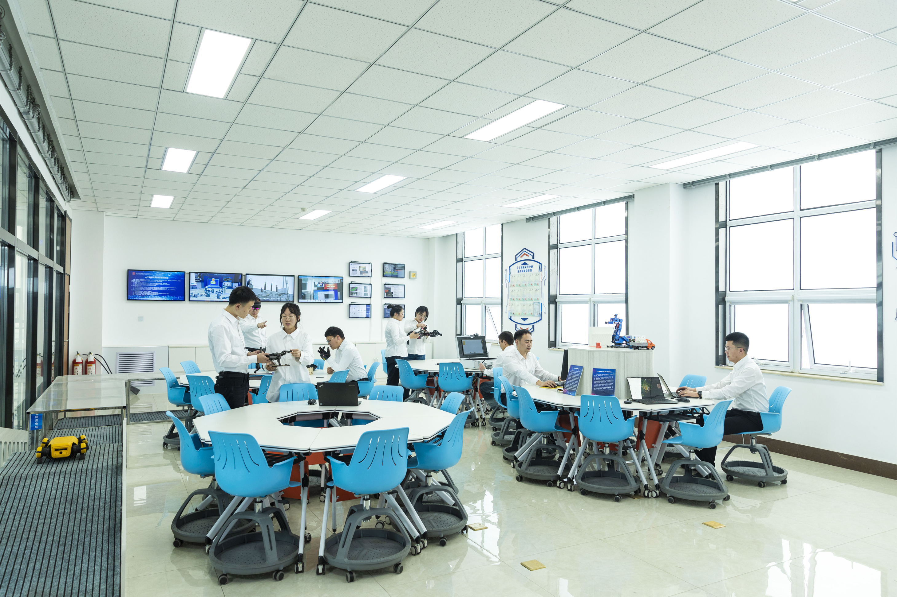 1717567950364039628.jpg 2.智慧联盟人工智能机器人实验室:携手科研院所、头部企业,建立“产学研用新型攻关”模式.jpg