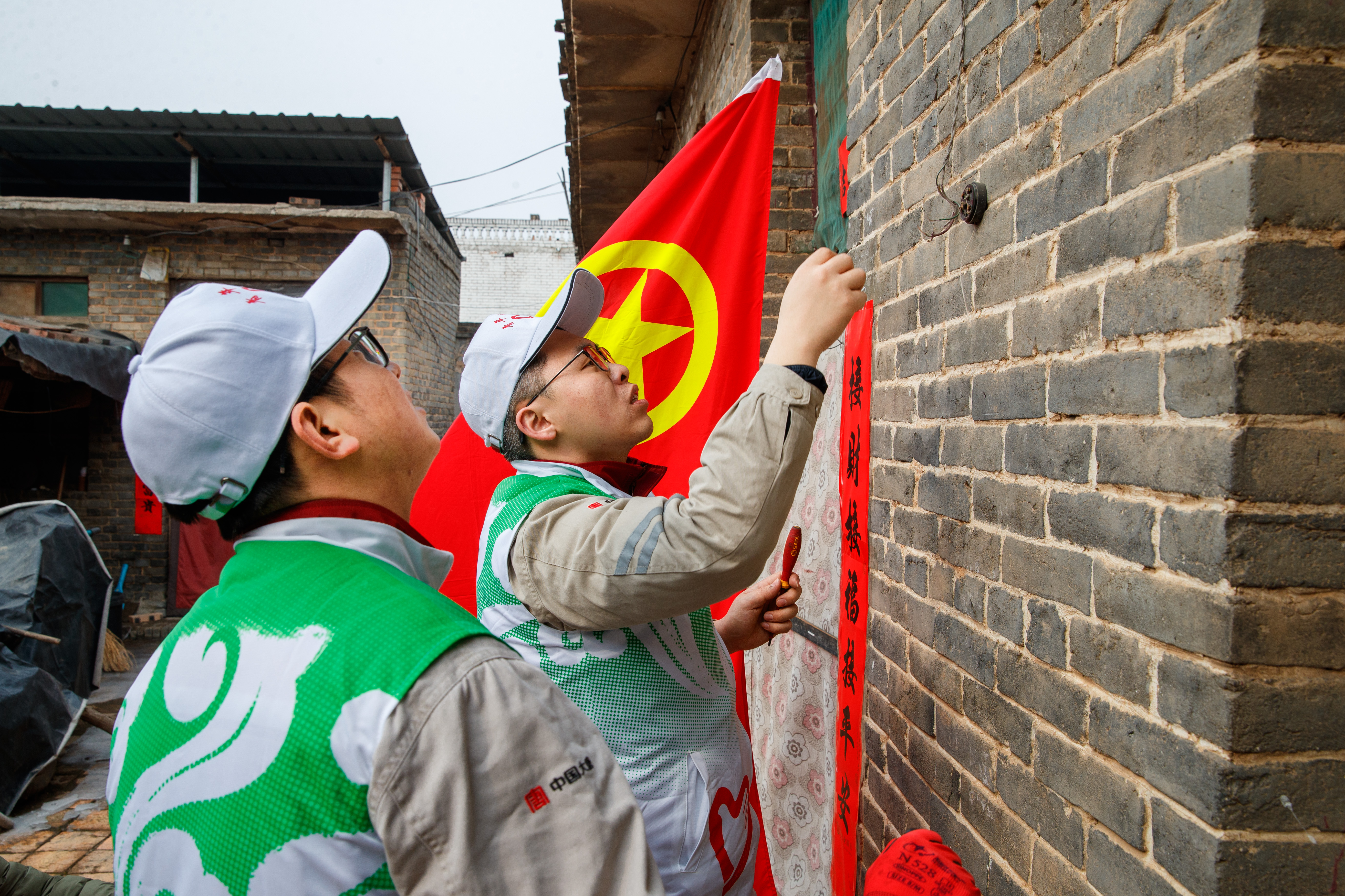 1724031445067003435.jpg 阳城发电公司团委组织青年在龙凤村开展志愿者活动.jpg