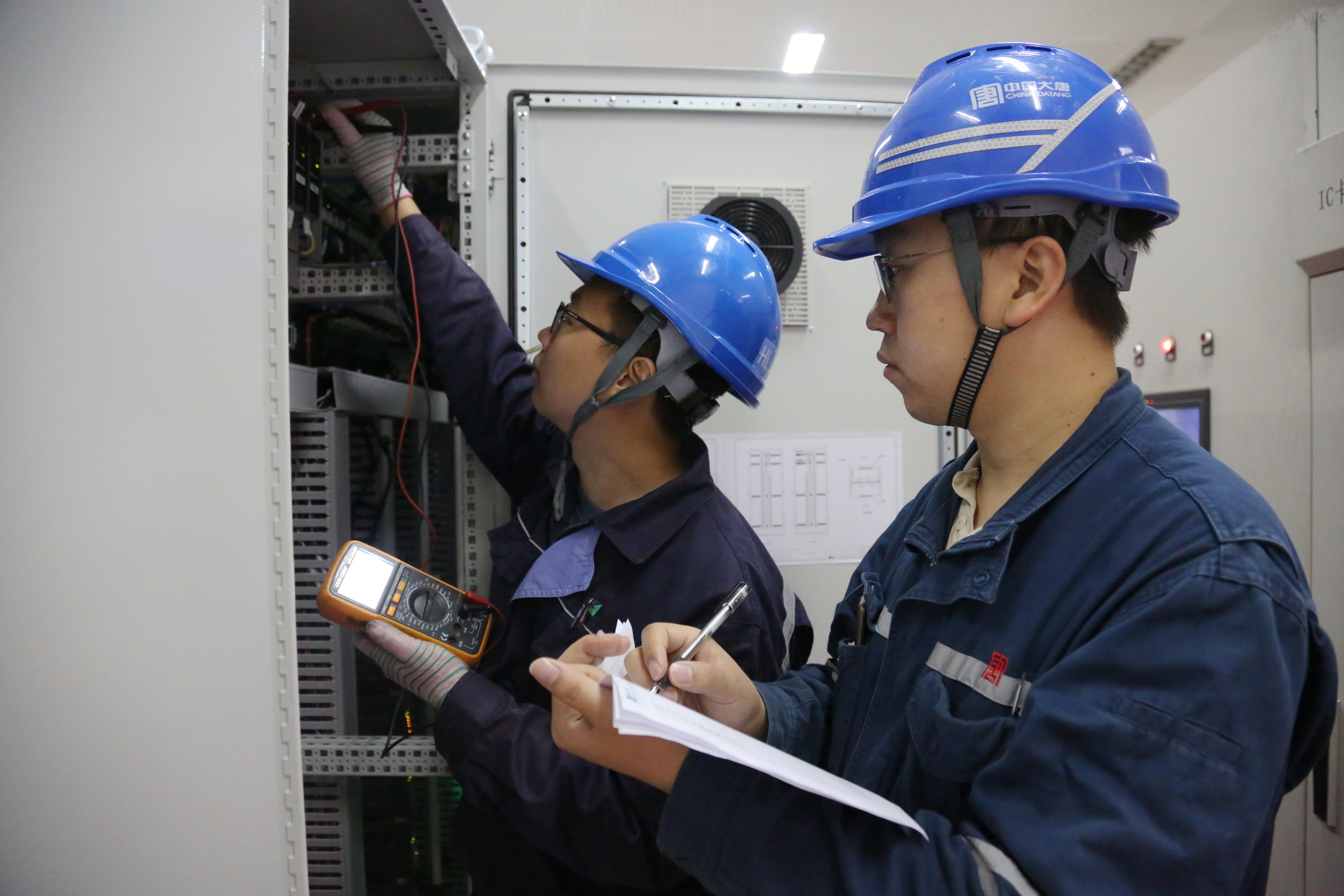 1727659691750033865.jpg 3在机柜上电前检查,检查电源线路和接地电阻.jpg